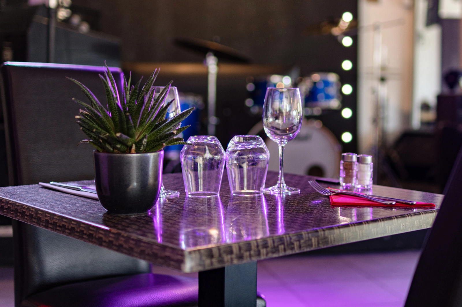 Table de restaurant lors d'une soirée animée