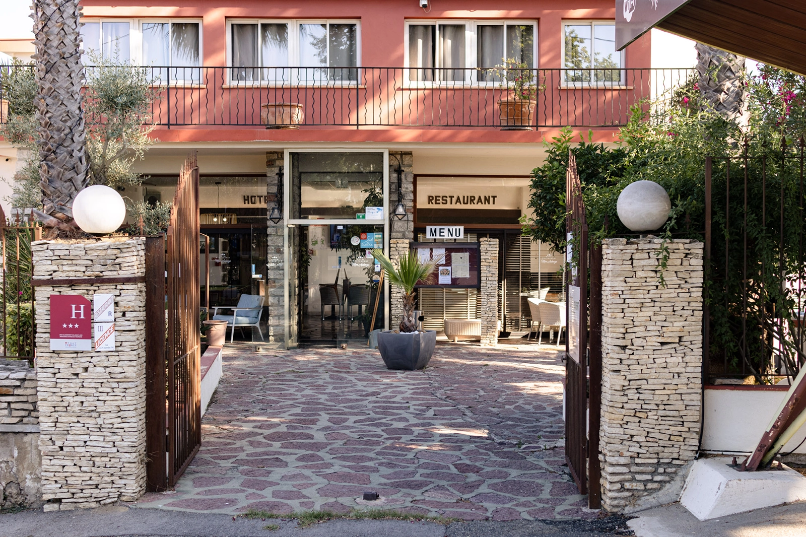 Entrée vue de l'extérieur de l'hôtel restaurant Mon Auberge