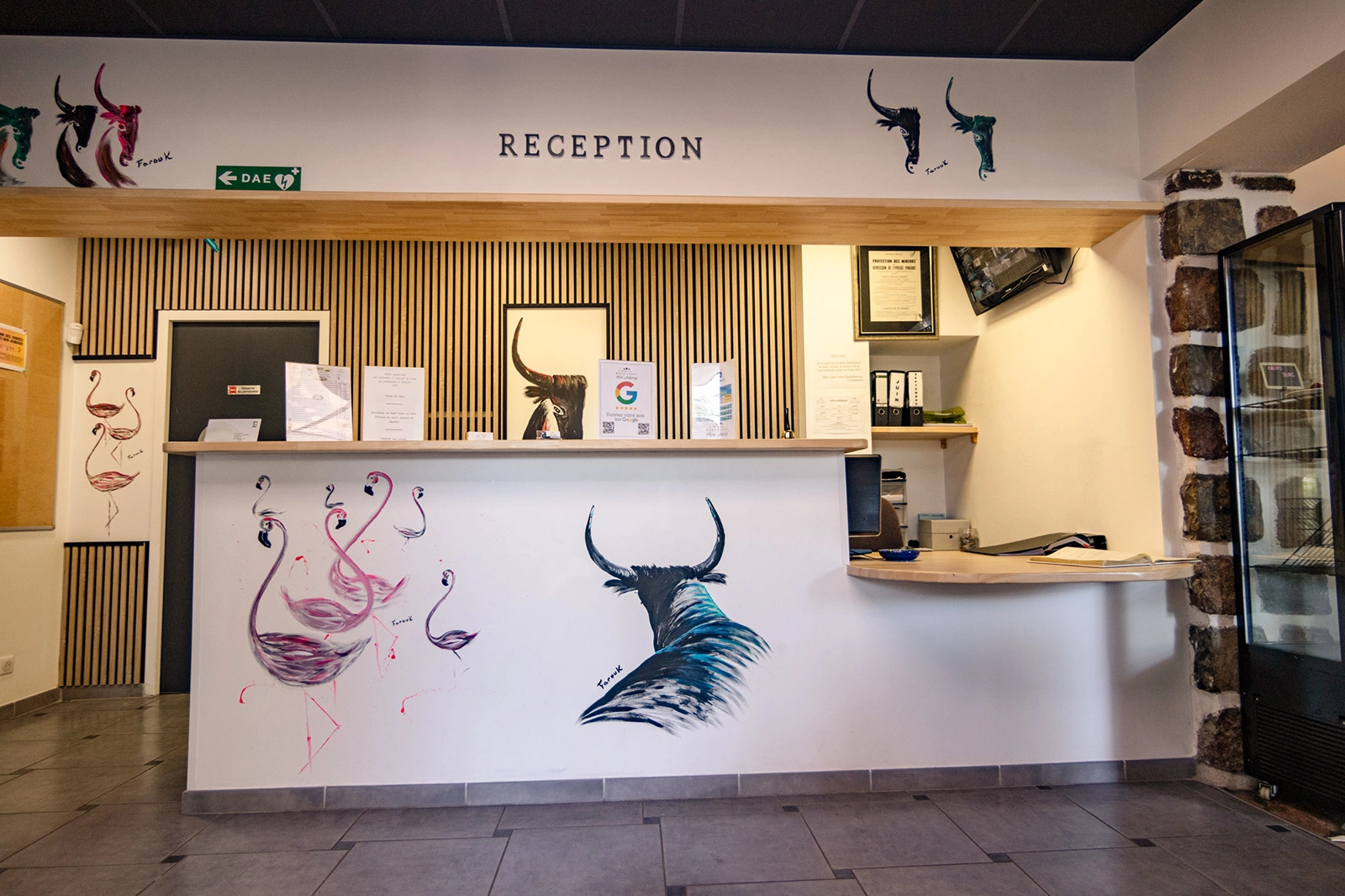 portant de dépliants d'activités à faire autour de Mon Auberge à Lunel