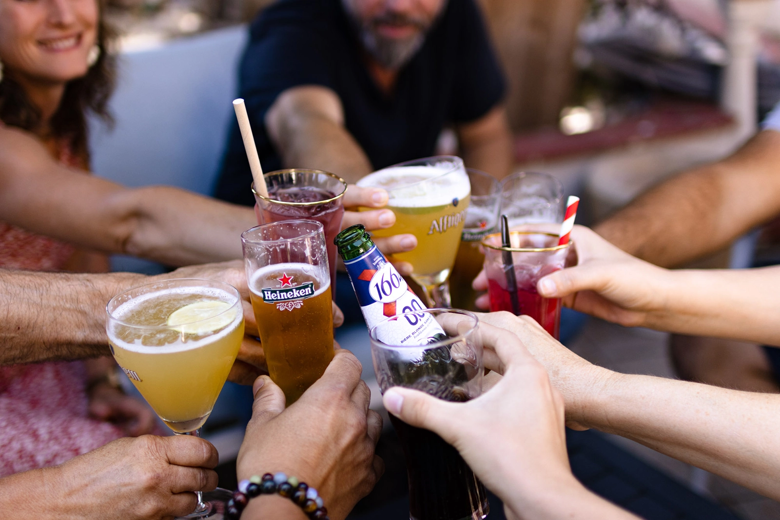 Personnes qui trinquent au restaurant Mon Auberge