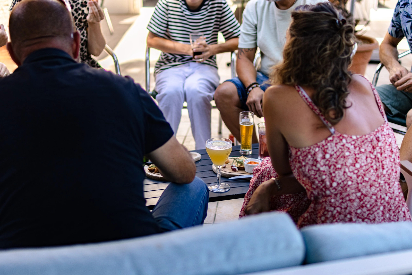 Clients parlant autour d'un apéro au restaurant Mon Auberge