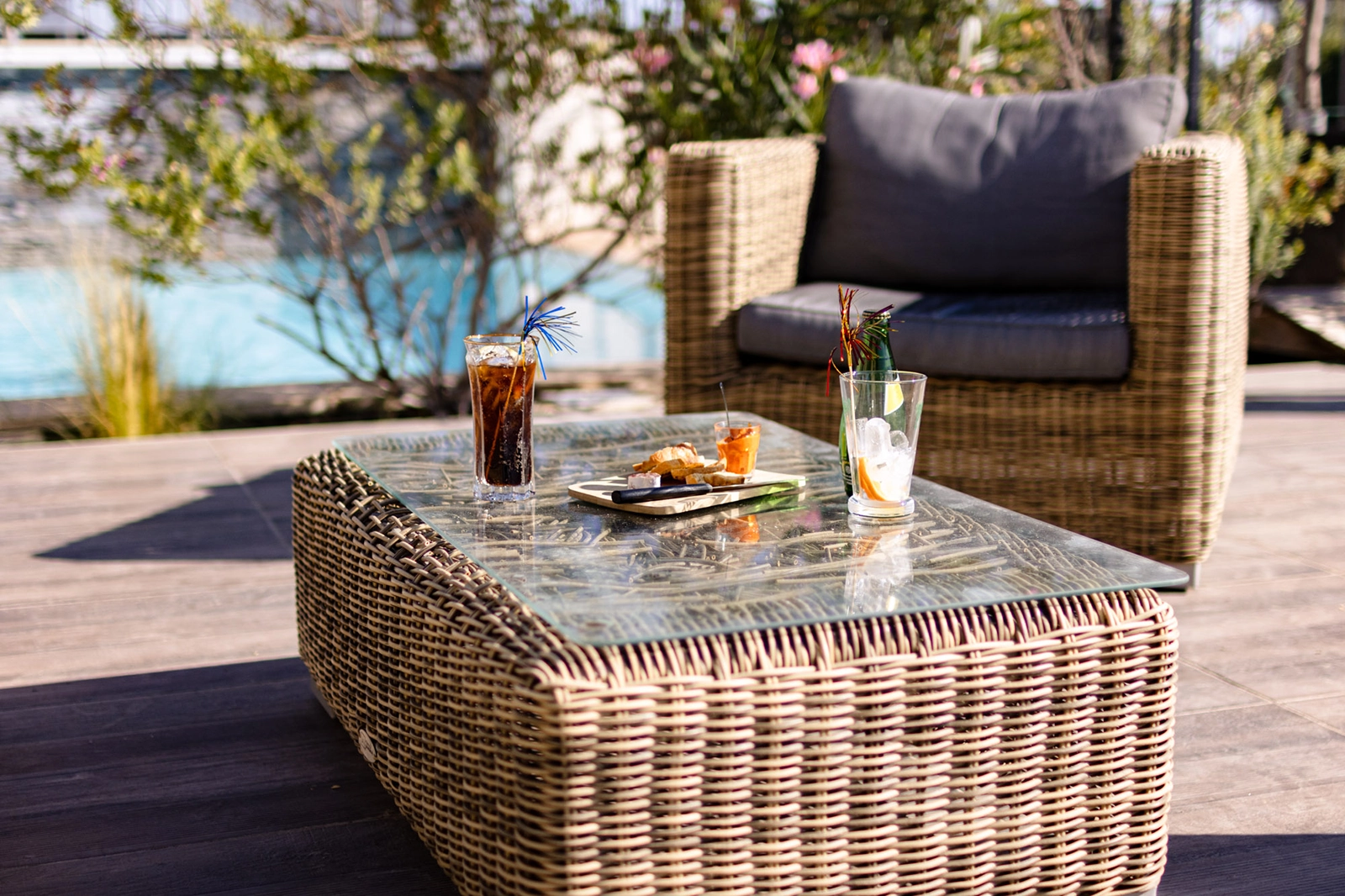 Apéritif servi au bord de la piscine de l'hôtel Mon Auberge à Lunel