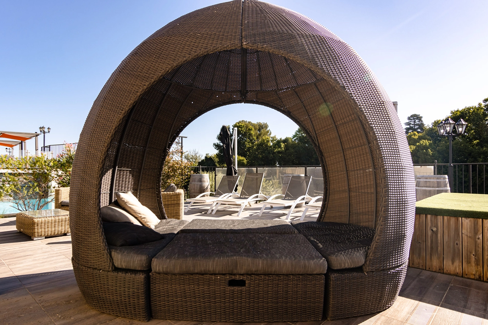 Canapé de détente extérieur ombragé